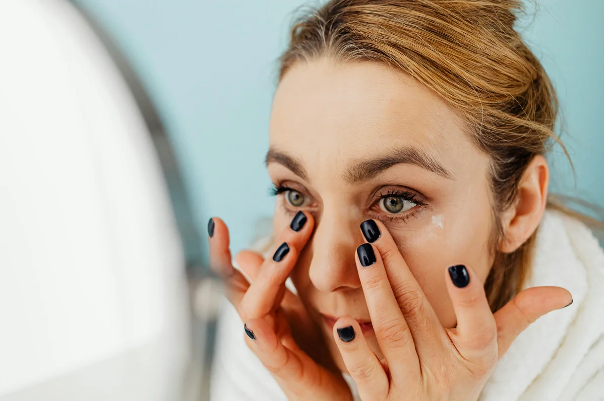 Illustration showing where to apply eye cream on the face Illustration showing where to apply eye cream on the face